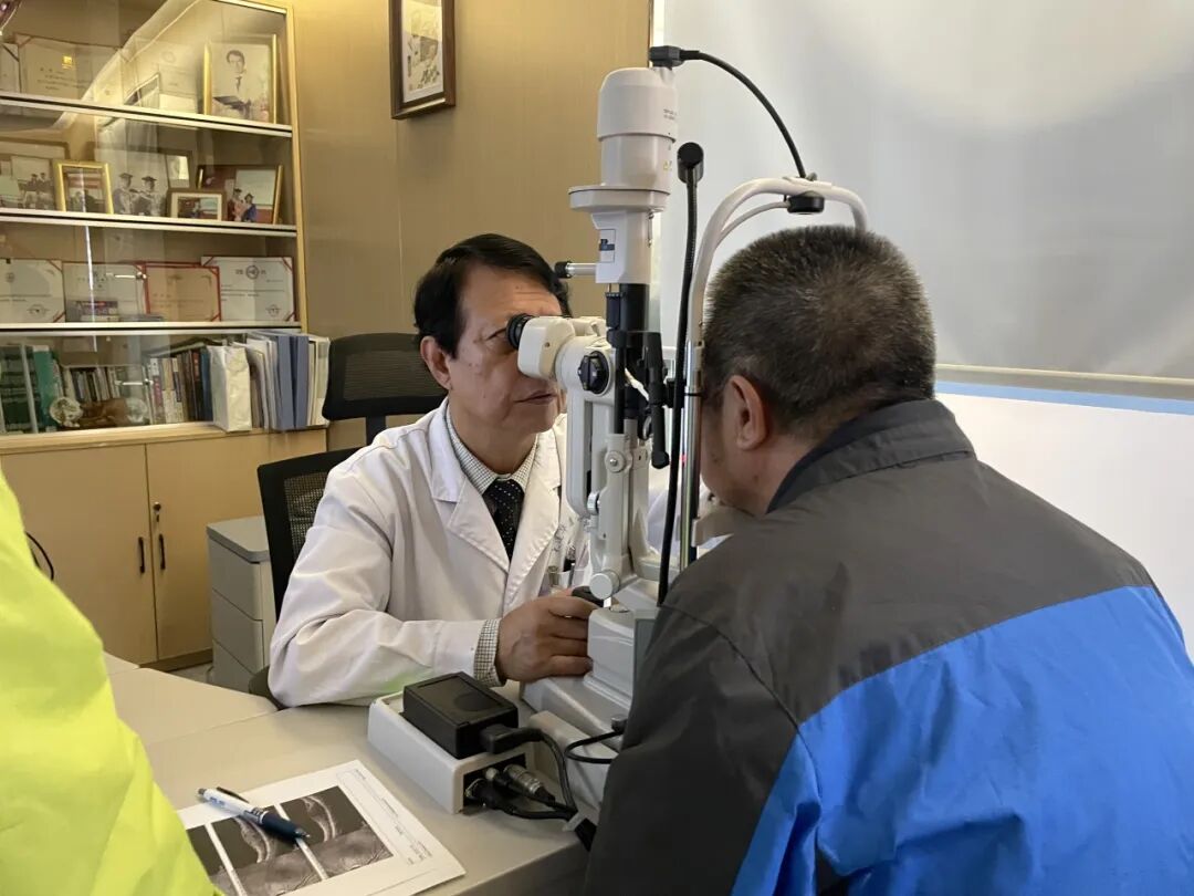 周明院长并未匆匆离去，而是留下来进行了长时间的面对面答疑