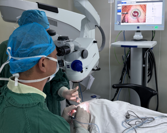 Jackson最终选择在厦门眼科中心由陈伟主任为其施行了当时先进的Centurion超微创白内障手术