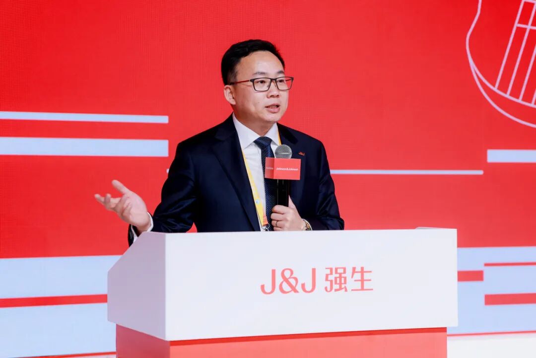 强生眼力健中国区总经理陈彪对华厦眼科长期的支持与信赖致以感谢