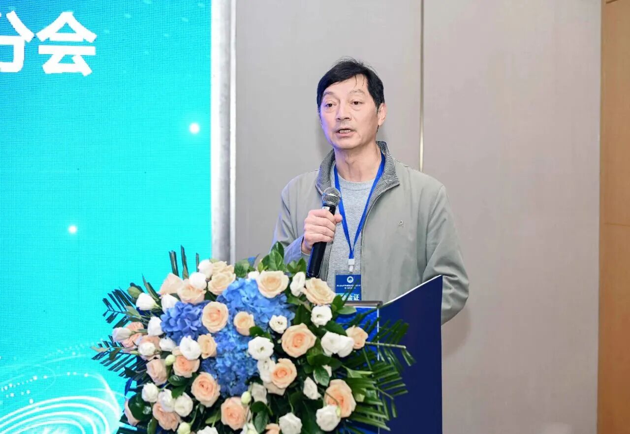 湖北省光学学会秘书长何平安教授主持了分会的选举和成立仪式