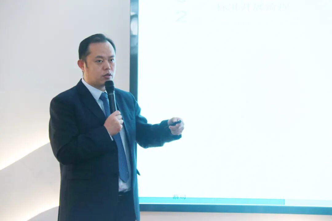 聊城华厦眼科副院长、屈光科主任于瑞云围绕“微创全飞秒精准 4.0” 技术展开分享