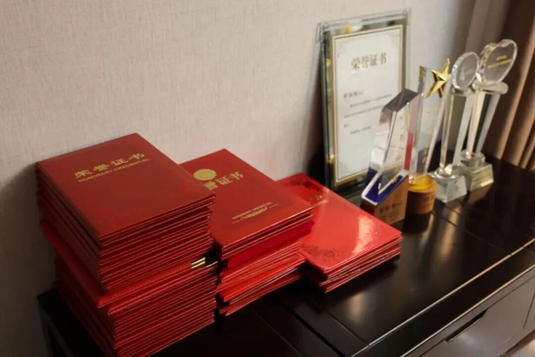 ▲修阳晖近五年收获的荣誉证书与奖杯