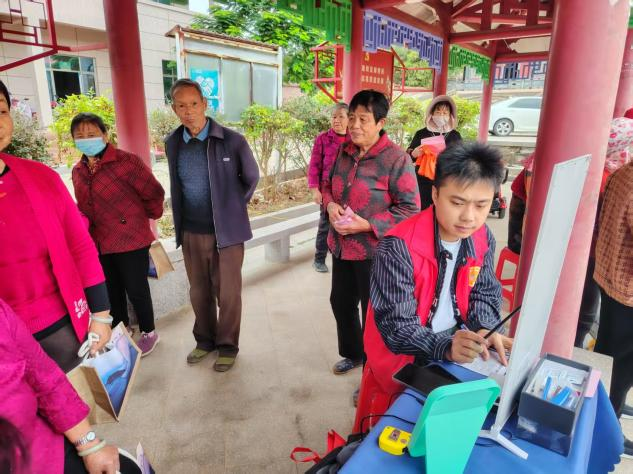 莆田眼科医院眼健康医疗志愿者们为北高镇竹庄村及周边村民进行了眼健康检查及“糖网”筛查