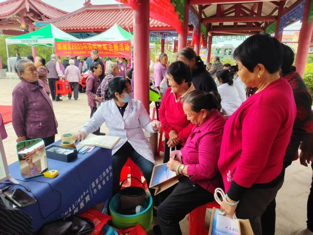 现场还为广大村民发放各类宣传资料，发放精美生活用品