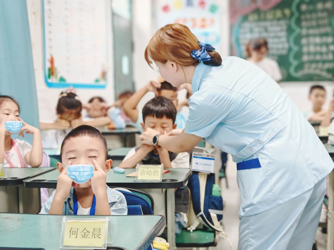 并手把手带教眼保健操