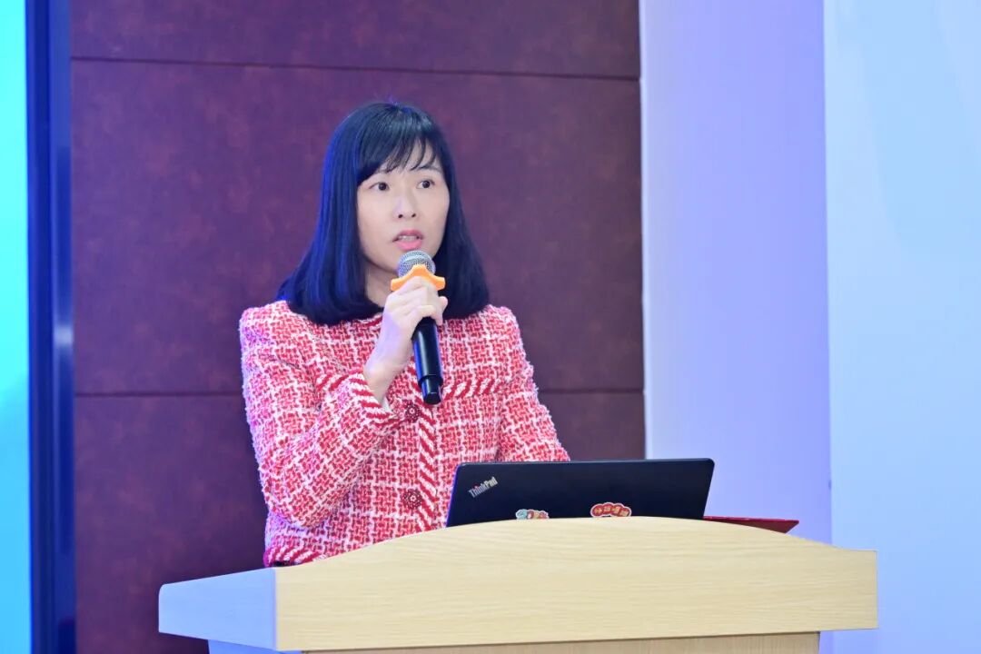 华厦眼科医院集团领导赖玮琼在致辞