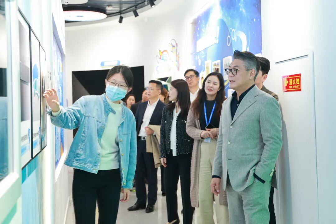 林国樑总裁一行实地参观了厦门大学附属厦门眼科中心,重点考察了眼视光中心及眼健康科普馆