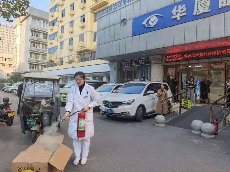 排查结束后组织员工开展灭火器、消防水带、应急照明设备等消防设施实操训练