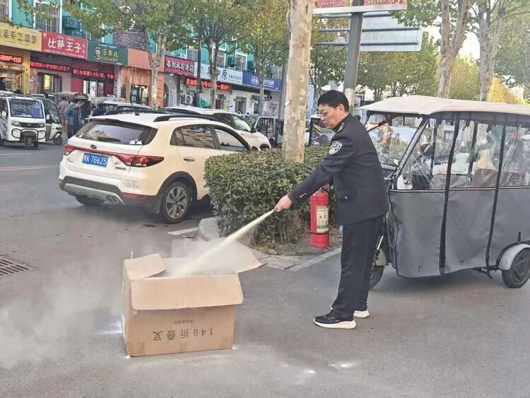 排查结束后组织员工开展灭火器、消防水带、应急照明设备等消防设施实操训练