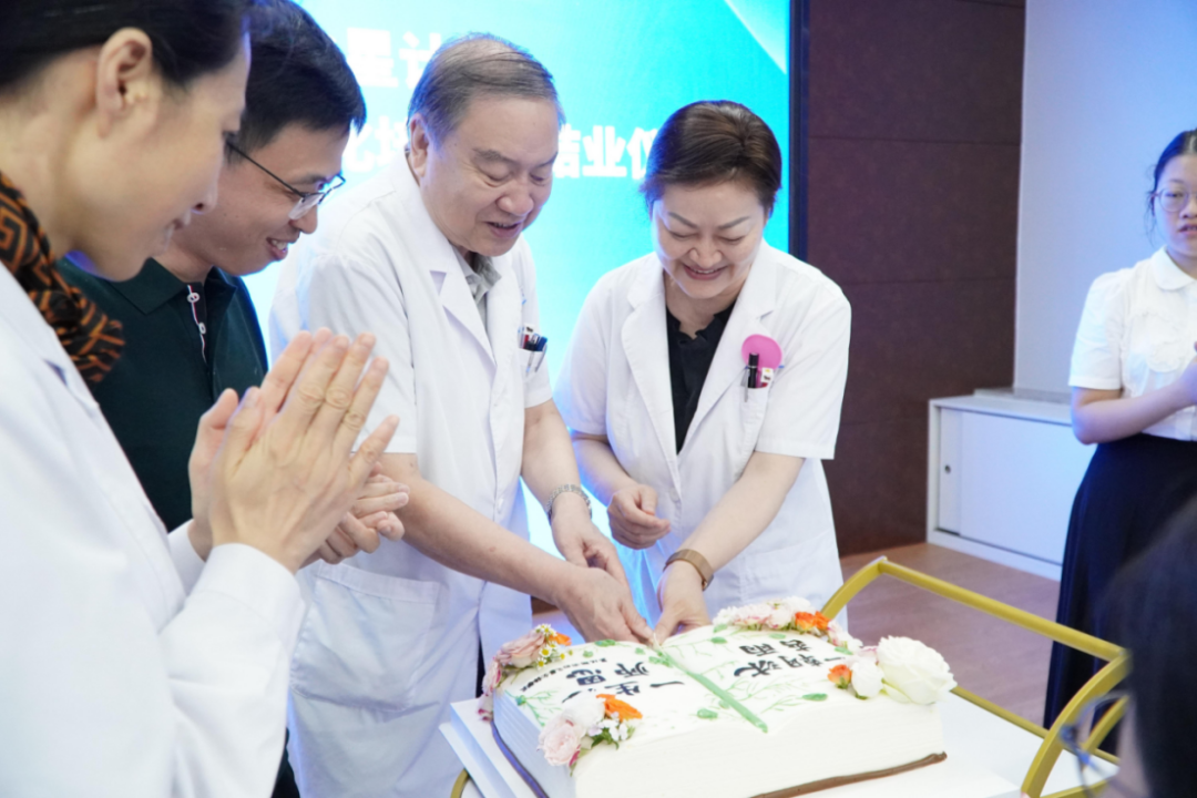 赵堪兴教授和潘美华教授共同切蛋糕