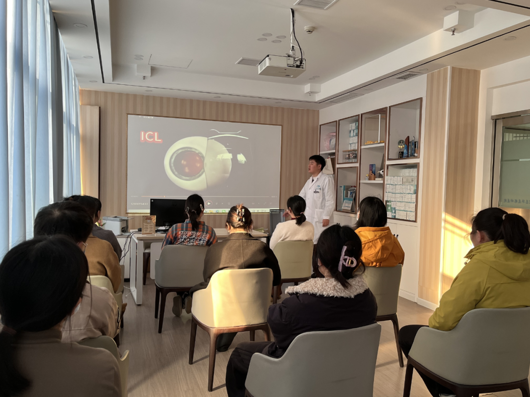 EVO ICL晶体植入手术凭借其安全、舒适、高清的显著优势,恰好契合了这一时代需求