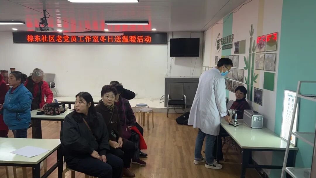 成都华厦眼科医院青年眼科专家、泪道眼整形科况坤医生为老年朋友们作了眼健康科普讲座