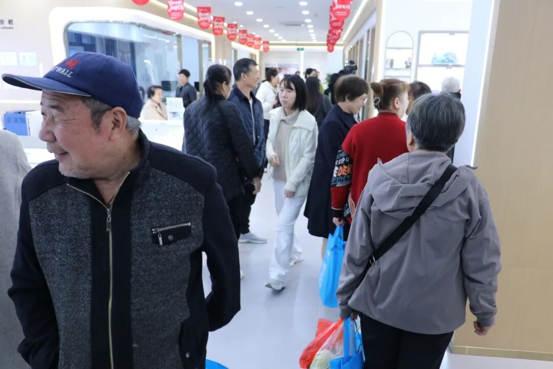 专家看诊外面排队的患者