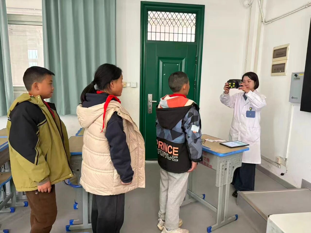 此次校园视力筛查采用“错峰检测+精准建档+现场宣教”的一体化模式,确保不影响学校正常教学秩序
