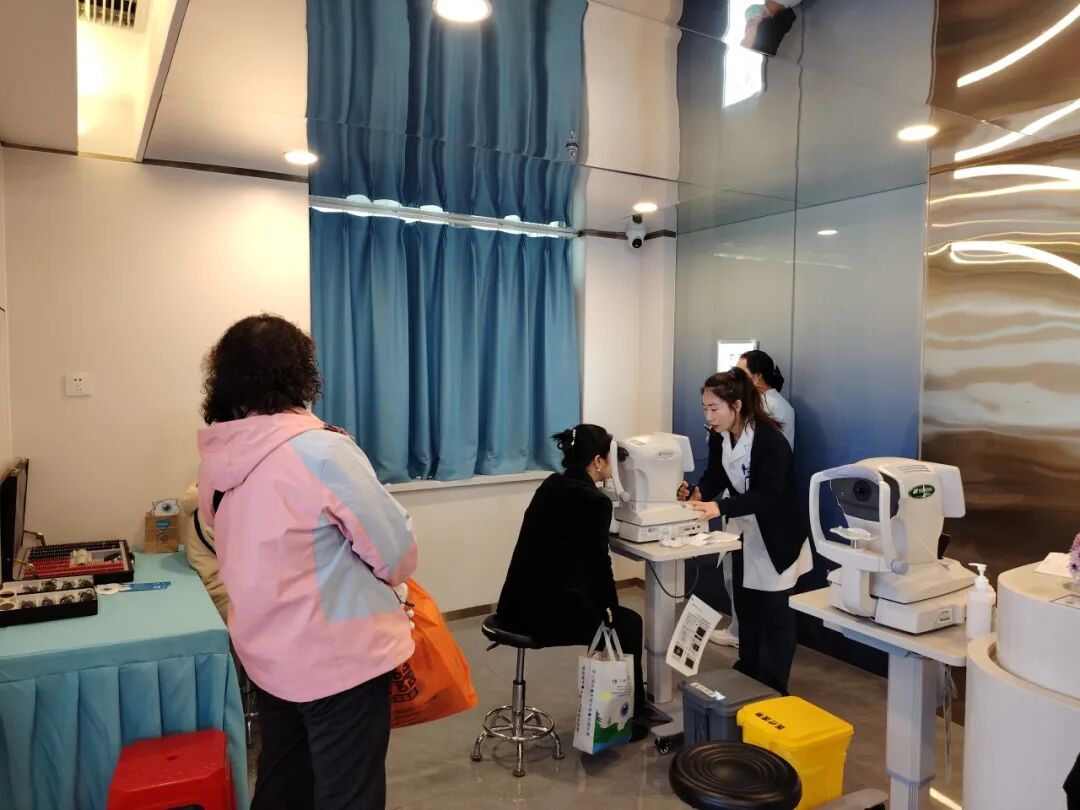 大连华厦眼科医院还为到场的市民朋友们提供了多项专业眼科检查