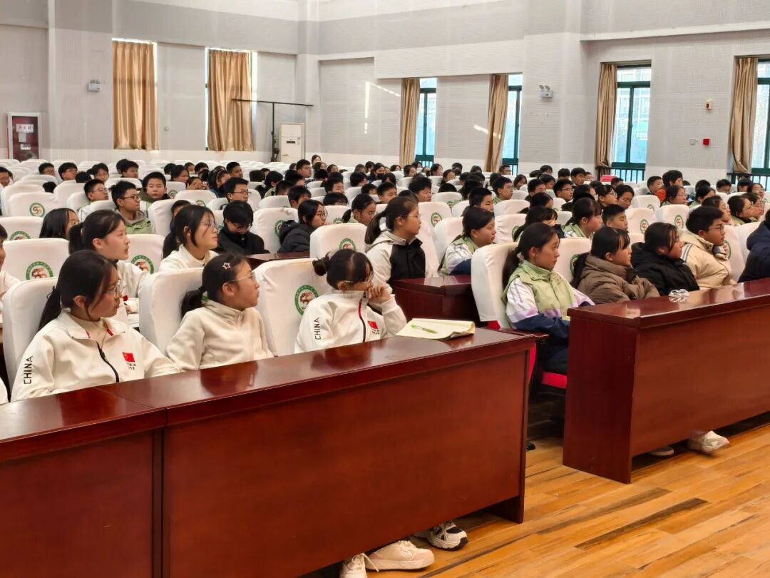 认真听讲的孩子