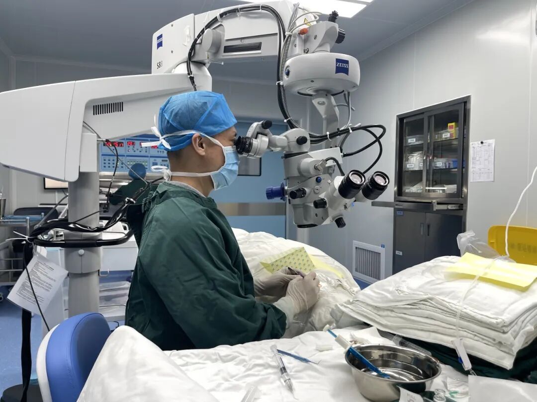 语文老师告别超千度近视！厦门眼科中心V5晶体开启视觉革新