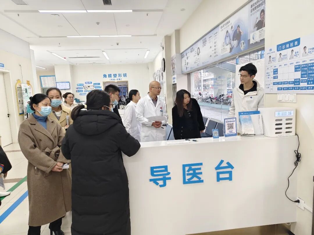 参训人员前往医院大门口及一楼区域开展实操演练