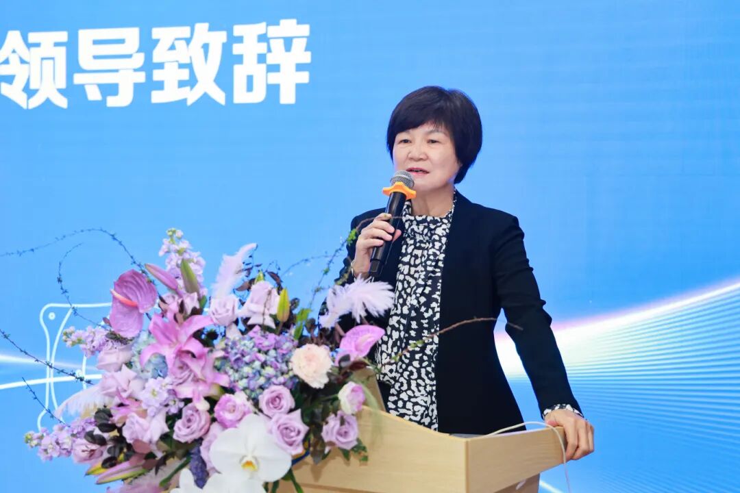 郑州视光眼科医院院长刘苏冰教授作为华厦眼科医院集团屈光学组主委在会议中致辞