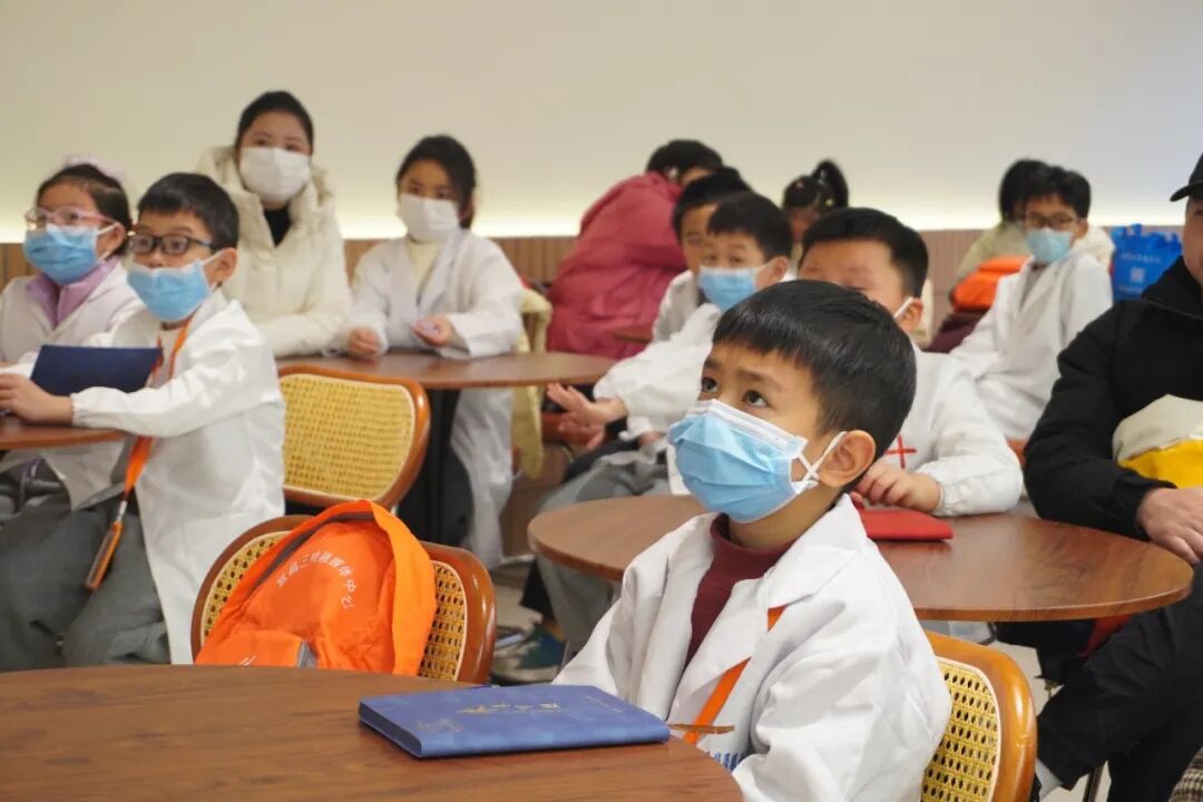 小记者们换上白大褂，走进爱眼护眼小课堂