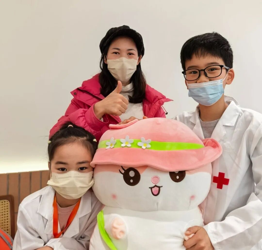 课堂上小记者们与严院长积极互动、踊跃回答问题